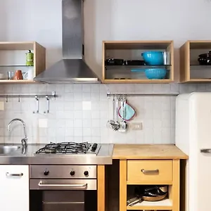 https://classic-florentine-flat-near-piazza-santa-croce.it-tuscanyhotel.com